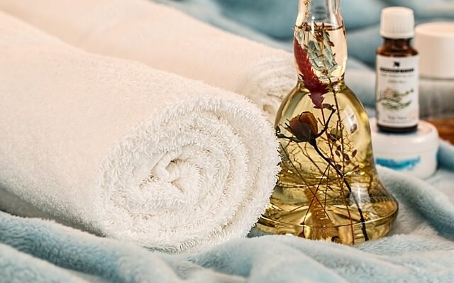 Olejek do masażu i ręcznik