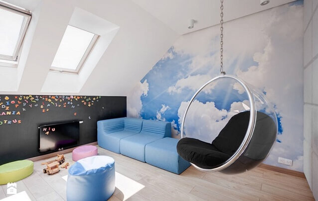 Pokój dziecka z tapetą w chmury