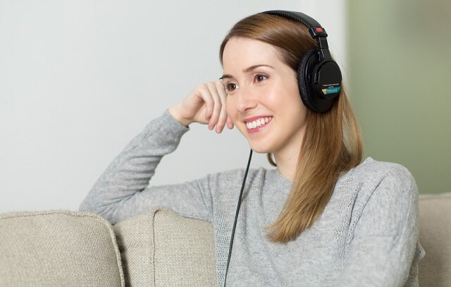 Kobieta ze słuchawkami na uszach