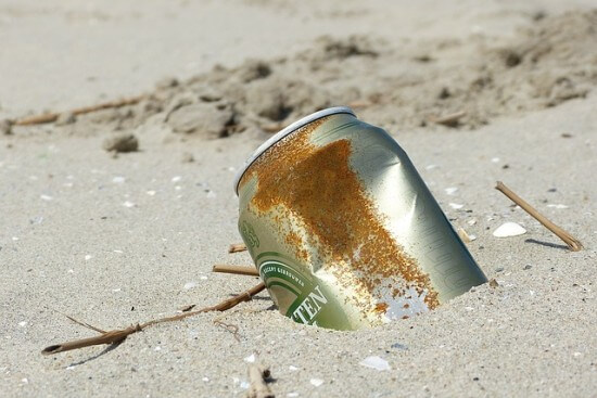 zaśmiecona plaża w Grecji
