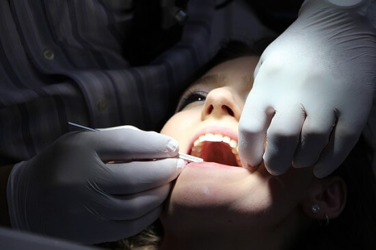 Kobieta podczas badania dentystycznego kontrolnego