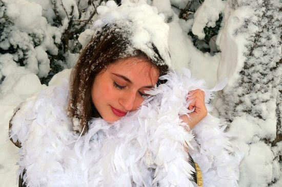 Kobieta śpi pod pierzyna ze śniegu
