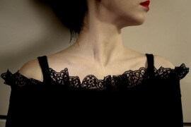 Kobieta w koronkowej sukience w stylu gotyckim