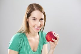 Kobieta trzymająca jabłko