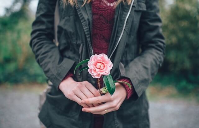 Kobieta trzymająca kwiat