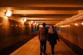 Kobieta i mężczyzna idący tunelem