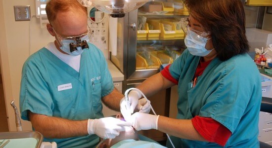 Stomatolodzy podczas zabiegu dentystycznego