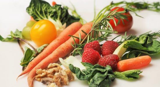 Warzywa i owoce na stole