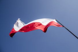 flaga Polski powiewająca na wietrze